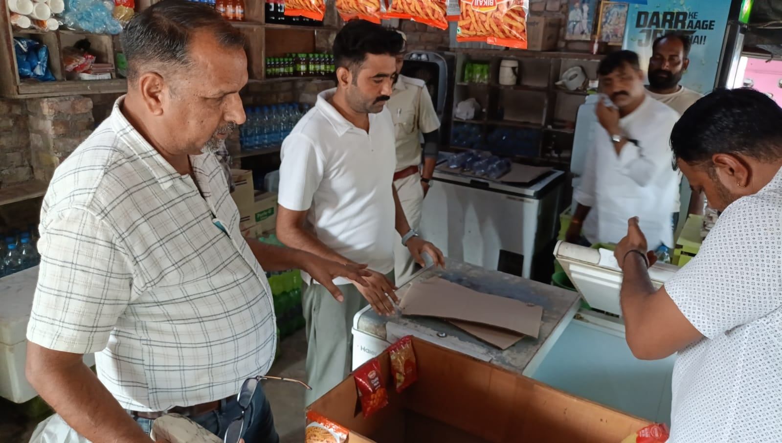 अस्पतालों के आसपास खाद्य दुकानों पर कार्रवाई, अवधिपार सामग्री नष्ट