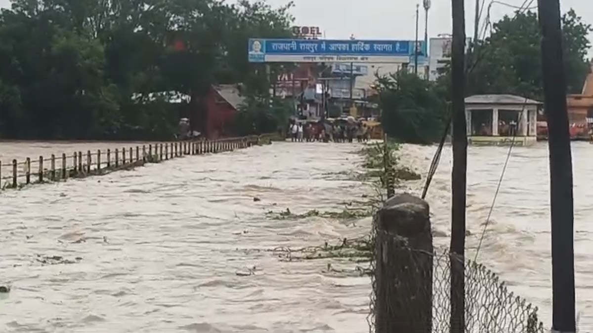भारी बारिश के कारण बस्तर संभाग और मध्य छत्तीसगढ़ के विभिन्न जिलों में नदियां उफान पर