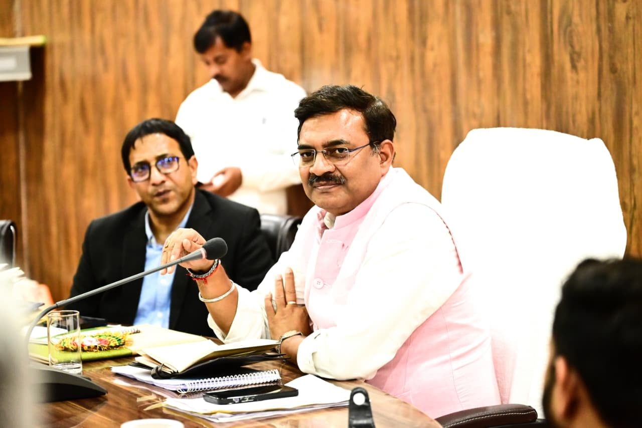 मुख्य सचिव ने की जिलास्तरीय समीक्षा बैठक, 'योजना दीदी' ई-पुस्तक का किया विमोचन