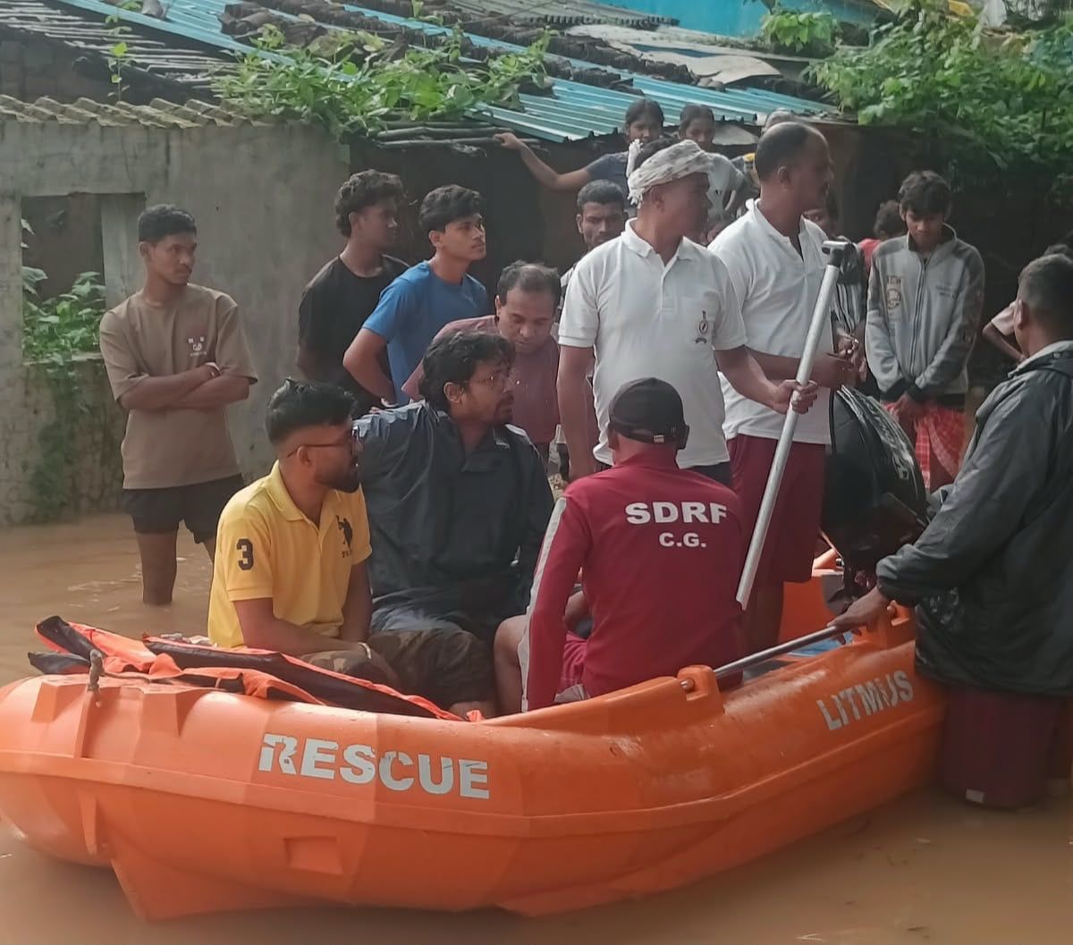 बस्तर में डैम से पानी छोड़े जाने के कारण बढ़ी बाढ़ की संभावना, बचाव एवं राहत अभियान जारी