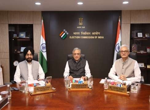 SIR को लेकर चुनाव आयोग के बड़े फैसले, BLO घर जाकर जुटाएंगे दस्तावेज
