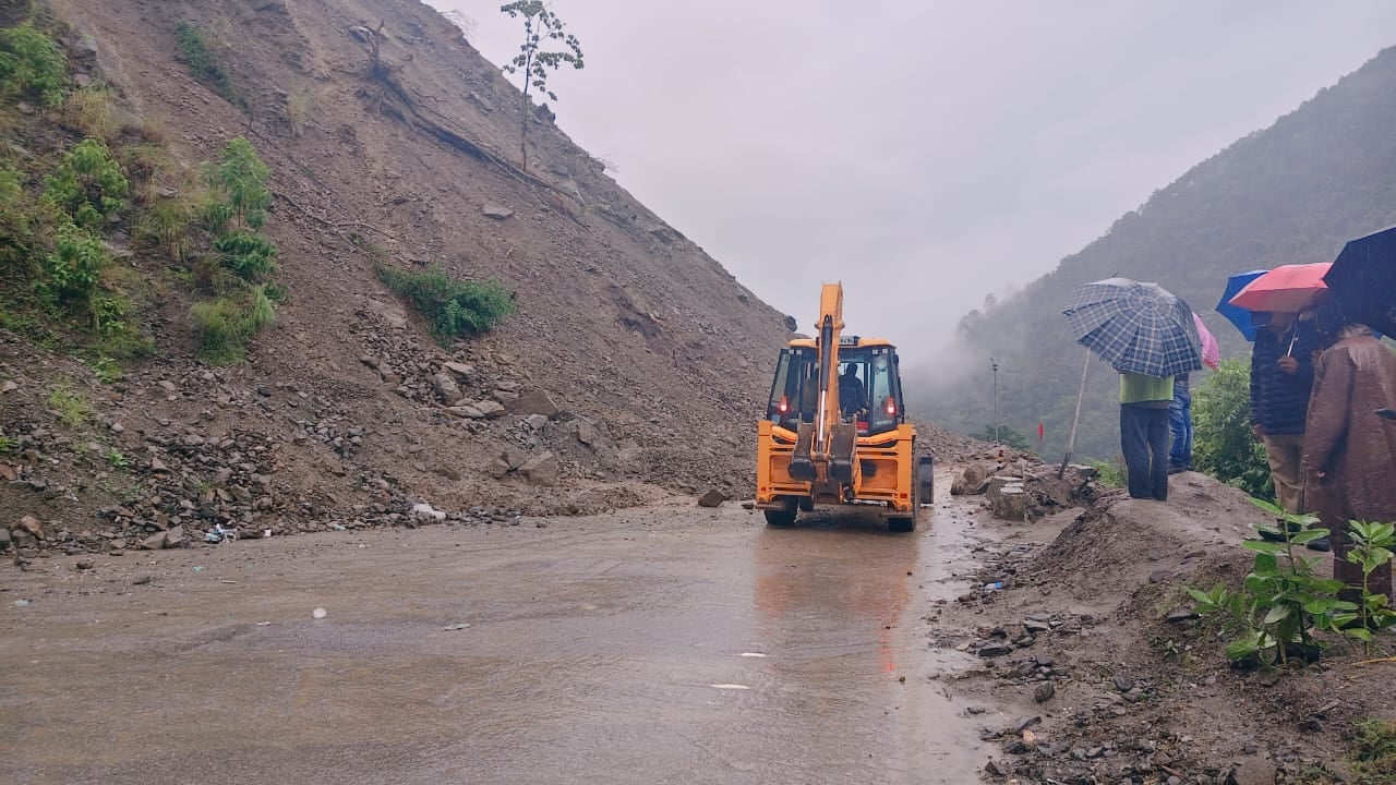 उत्तराखंड के कई जिलों में आज भारी बारिश का रेड अलर्ट, ऊंचाई वाले क्षेत्रों में बर्फबारी