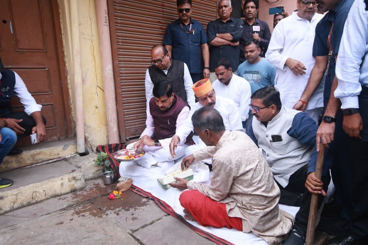 उज्जैन- मुख्यमंत्री डॉ यादव ने खुद अपने मकान पर गेंती चला कर सड़क चौड़ीकरण अभियान में मिसाल पेश की