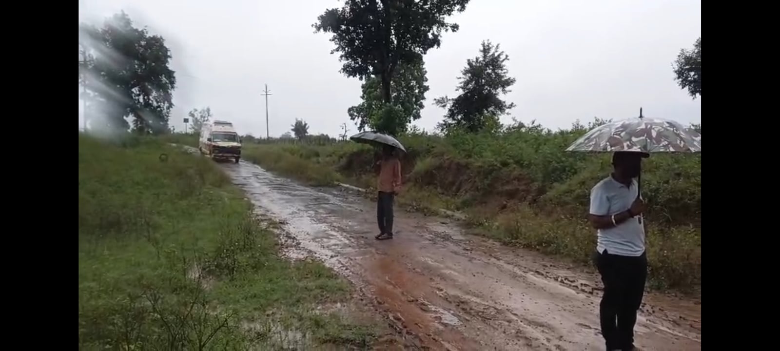 पन्ना- उफनती नदी के रपटे पर घंटों फंसी एंबुलेंस में हुआ प्रसव, जच्चा-बच्चा सुरक्षित