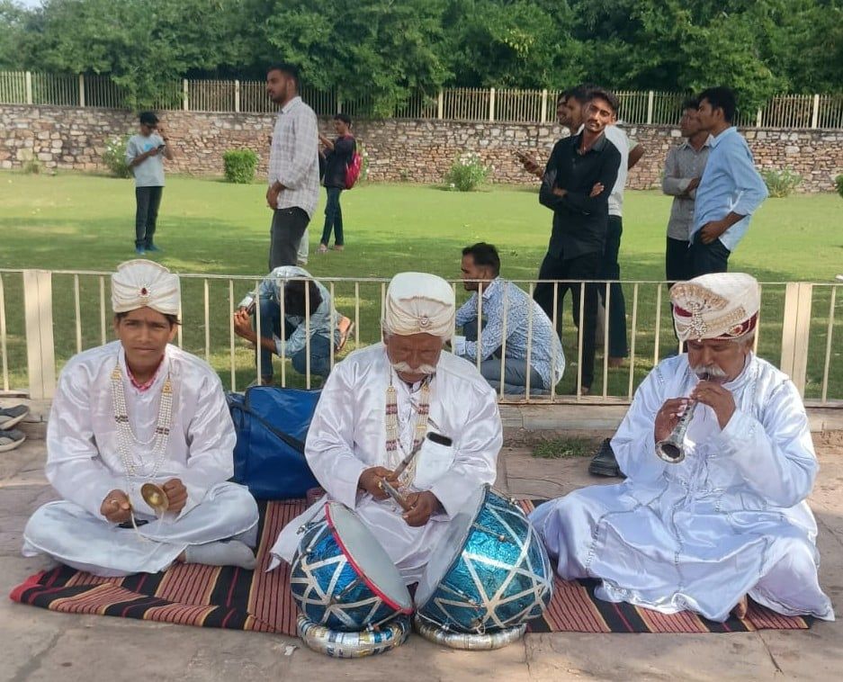 चित्तौड़गढ़ दुर्ग में पर्यटकों का पारंपरिक स्वागत