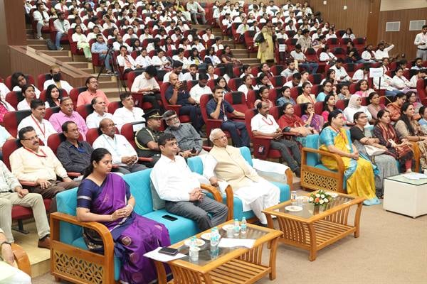 ‘मन की बात’ से प्रेरणा लेकर आयुर्वेद को जनकल्याण से जोड़ें : राज्यपाल श्री पटेल