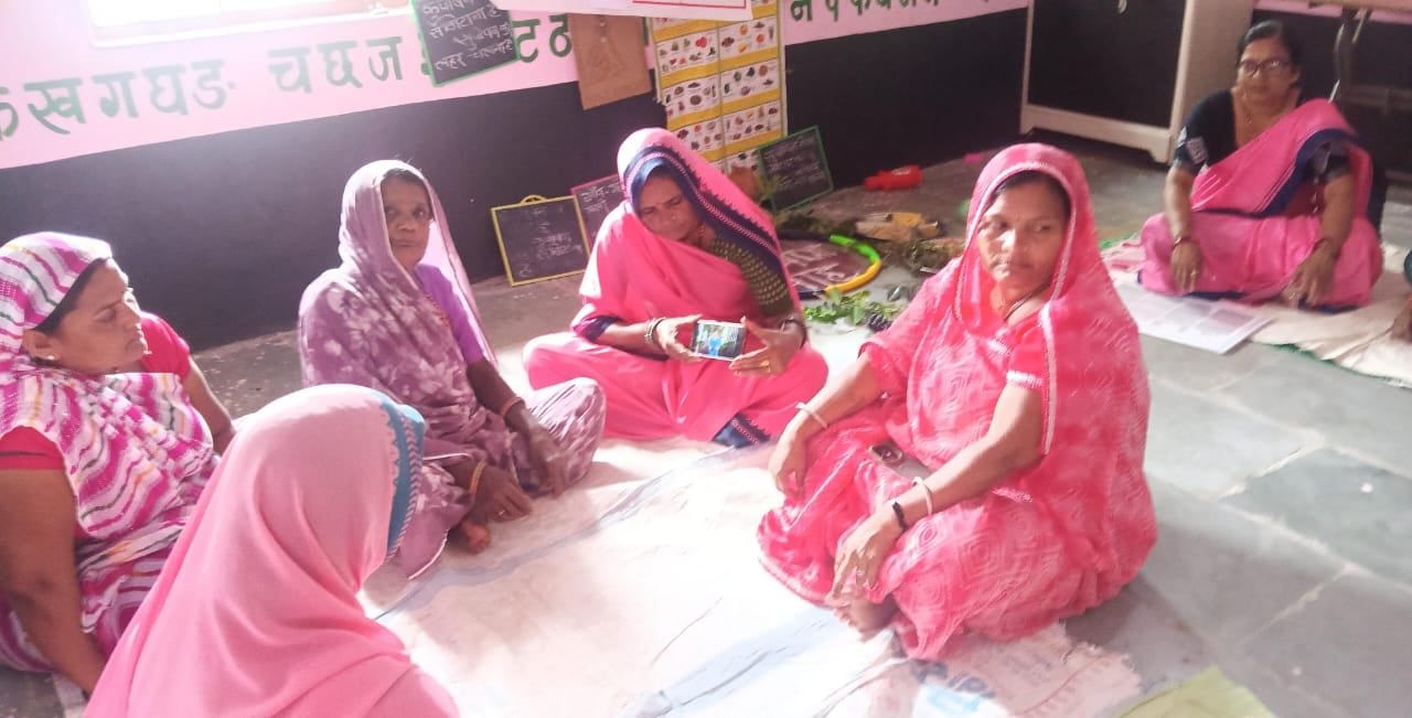 उज्जैन- मन की बात को आंगन मिलन सेवा कार्यक्रम में जिले की सभी आंगनबाड़ियों में उत्साह पूर्वक सुना गया