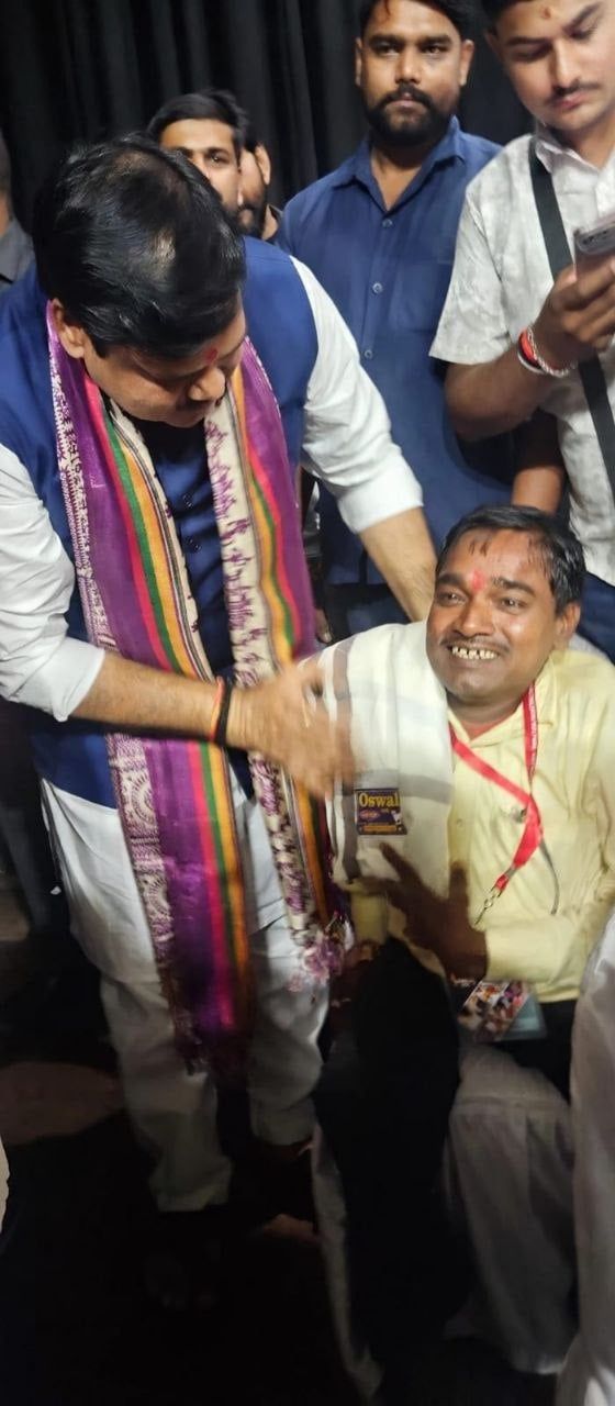 दिव्यांग शिक्षक से मिले शिक्षा मंत्री, बोले- ‘यू आर माय बेस्ट फ्रेंड’