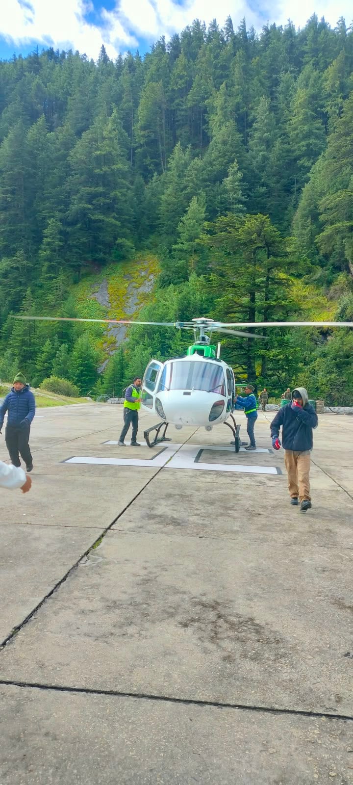 उत्तराखंड के उच्च हिमालयी क्षेत्रों में फंसे ट्रैकर्स को सुरक्षित निकालने के लिए रेस्क्यू अभियान जारी