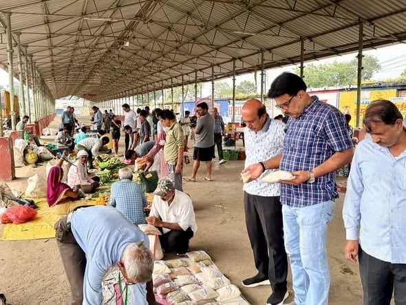 जबलपुर- कृषि उपज मंडी में लगे साप्ताहिक जैविक हाट में दिखा खरीदारी का उत्साह