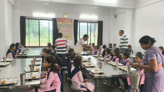 सीधी- कलेक्टर ने गांधी ग्राम कन्या आश्रम का किया आकस्मिक निरीक्षण