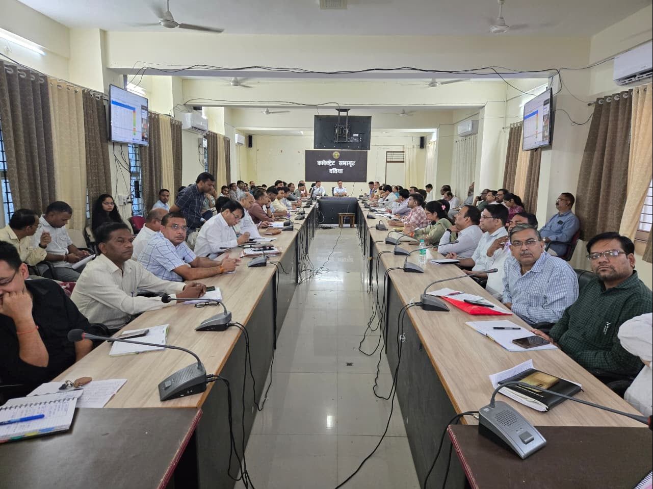 कलेक्टर स्वप्निल वानखड़े की अध्यक्षता में समय सीमा बैठक आयोजित, अधिकारियों को निर्धारित समयसीमा में कार्य पूर्ण करने के निर्देश