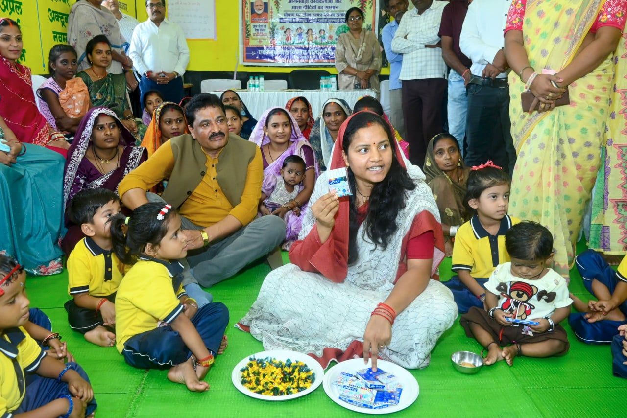 मंत्री लक्ष्मी राजवाड़े ने आंगनबाड़ी केंद्रों में बच्चों को कराया न्योता भोज