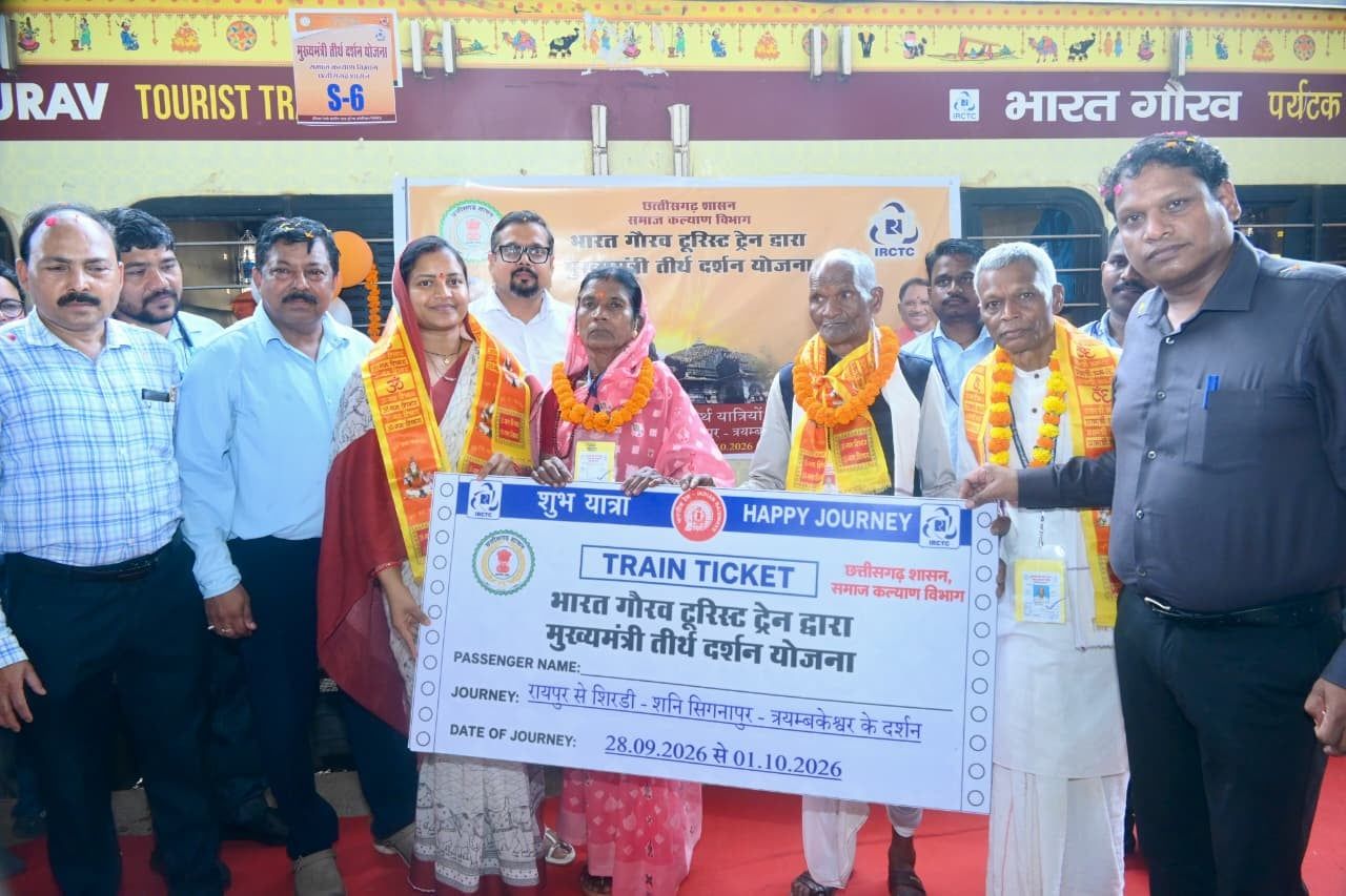 मुख्यमंत्री तीर्थ दर्शन योजना: मंत्री लक्ष्मी राजवाड़े ने भारत गौरव टूरिस्ट ट्रेन को दिखाई हरी झंडी