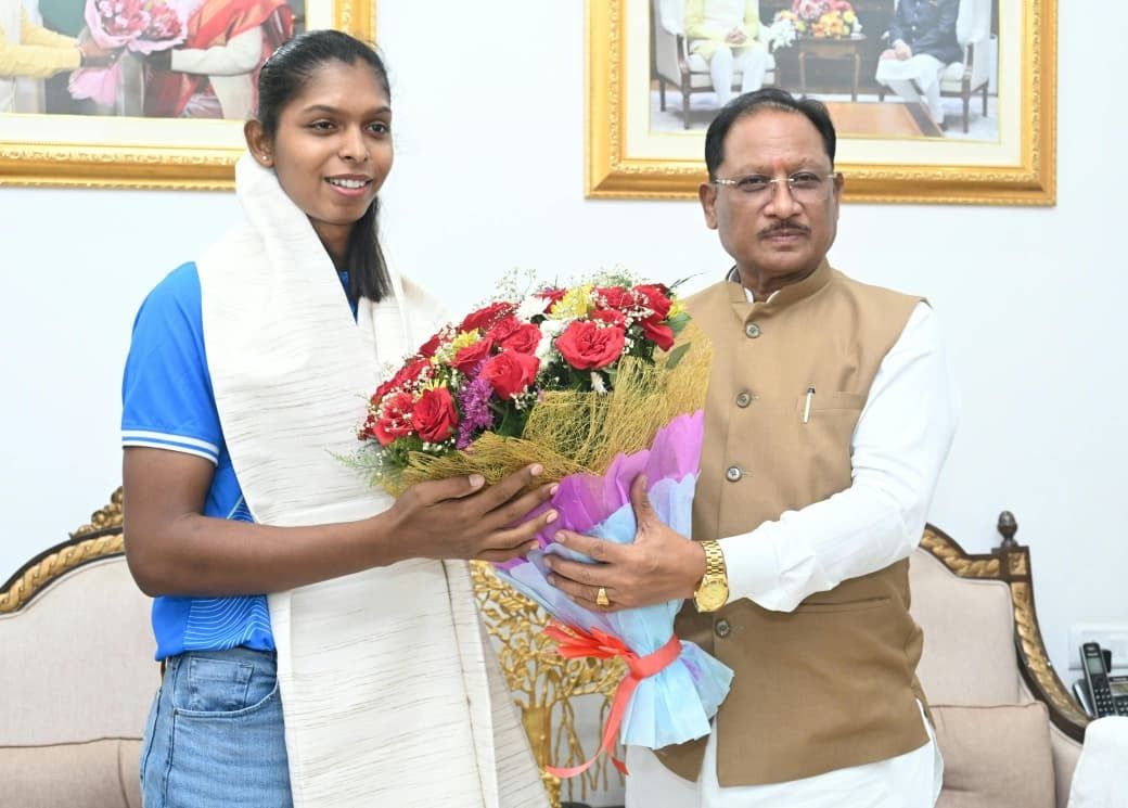 स्वर्ण पदक विजेता टीम की संजू देवी को मुख्यमंत्री ने 51 लाख रुपए की प्रोत्साहन राशि देने की घोषणा की