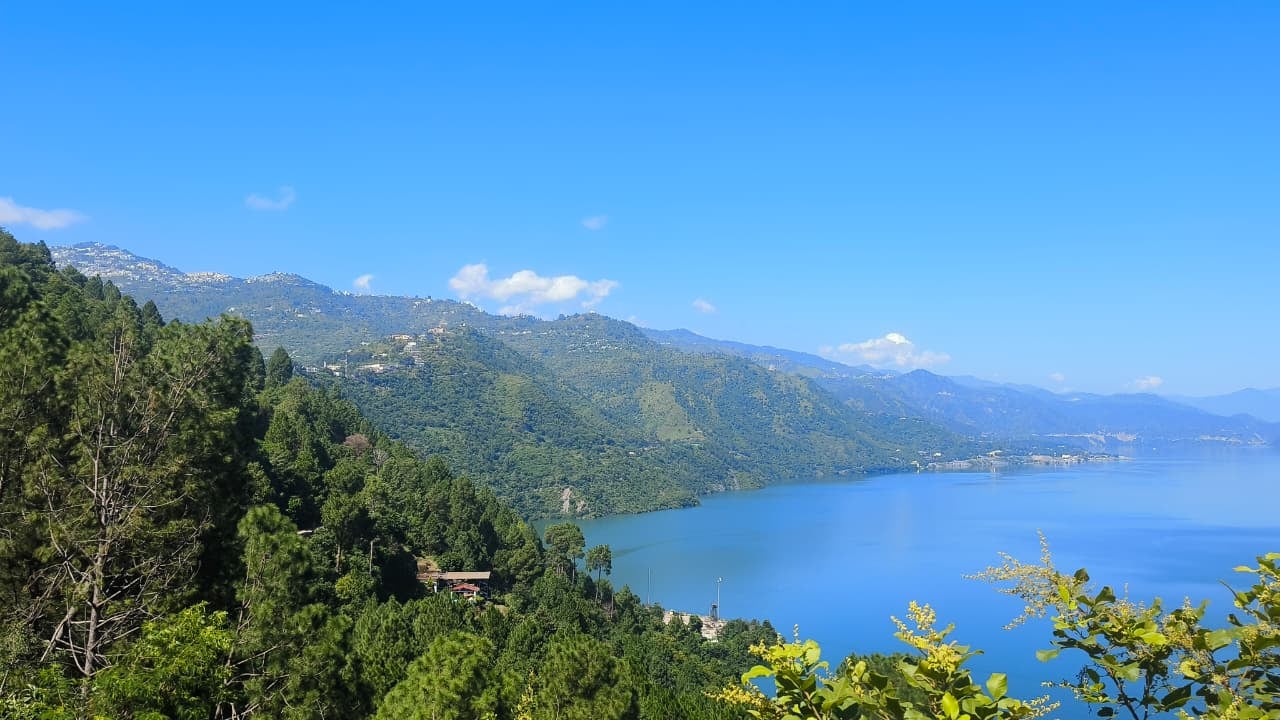 टिहरी झील के बढ़े जलस्तर से निखरा प्राकृतिक सौंदर्य