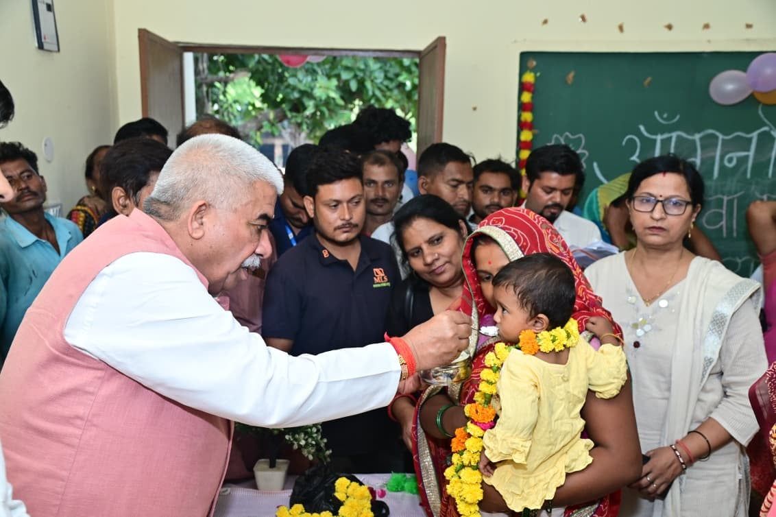 आंगन मिलन सेवा कार्यक्रम में बच्चों का अन्नप्राशन, कार्यकर्ताओं का सम्मान