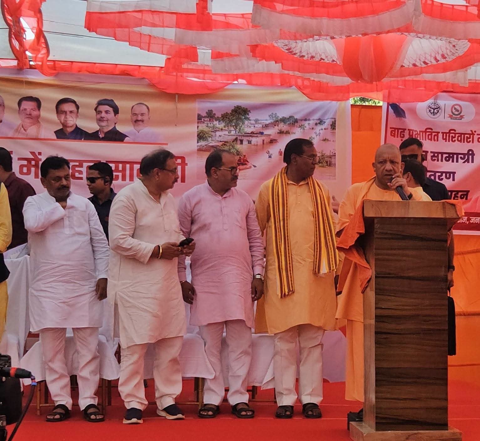 मुख्यमंत्री योगी ने बाढ़ प्रभावित इलाकों का किया दौरा, पीड़ितों को बांटी राहत सामग्री