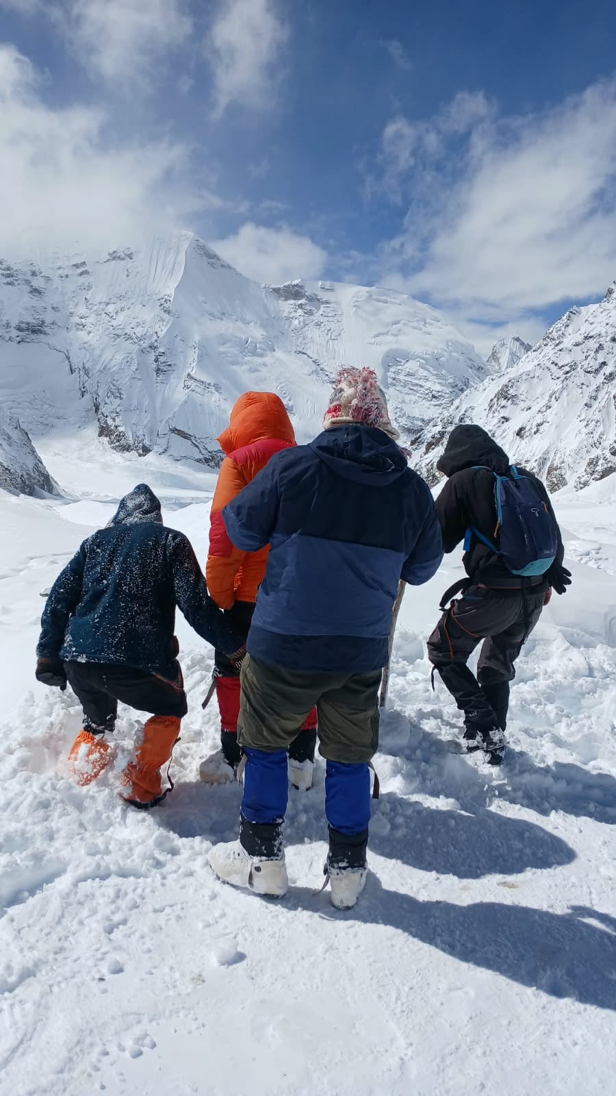 वासुकीताल ट्रैक पर फंसे ट्रेकर्स का सकुशल रेस्क्यू, हर्षिल हेलीपैड पहुंचाया गया
