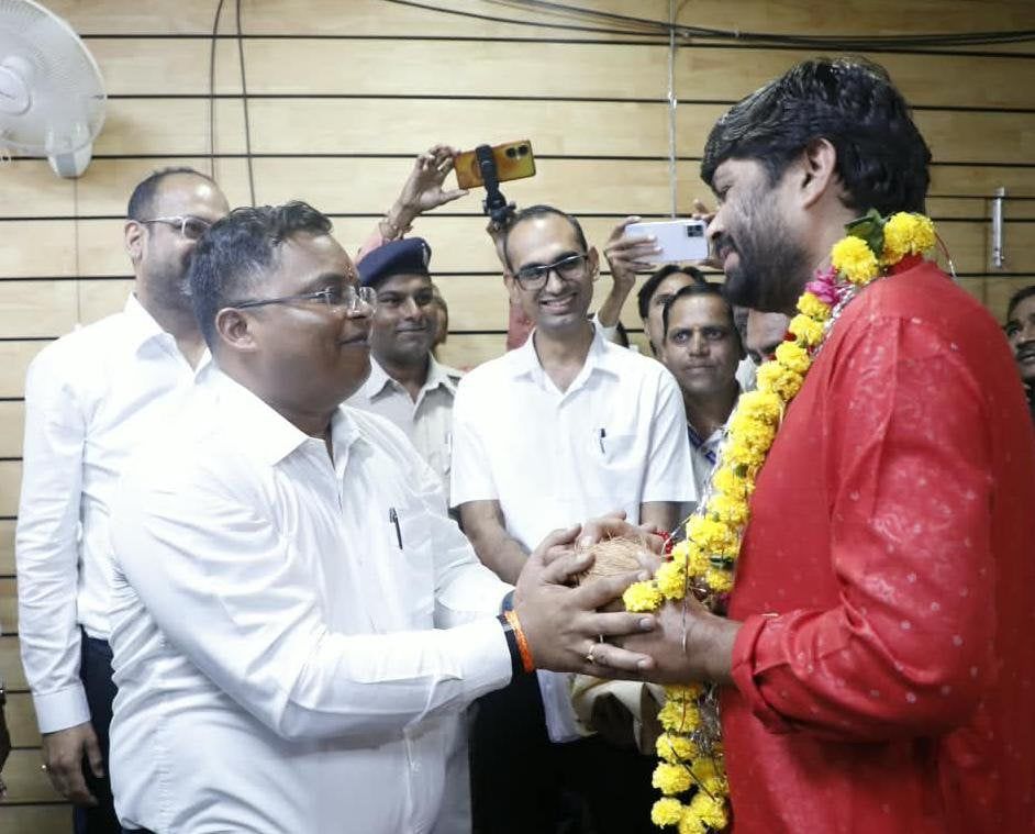 इंदौर- जनसुनवाई में प्राप्त हुए 304 आवेदन, जरूरतमंदों को मौके पर मिली सहायता