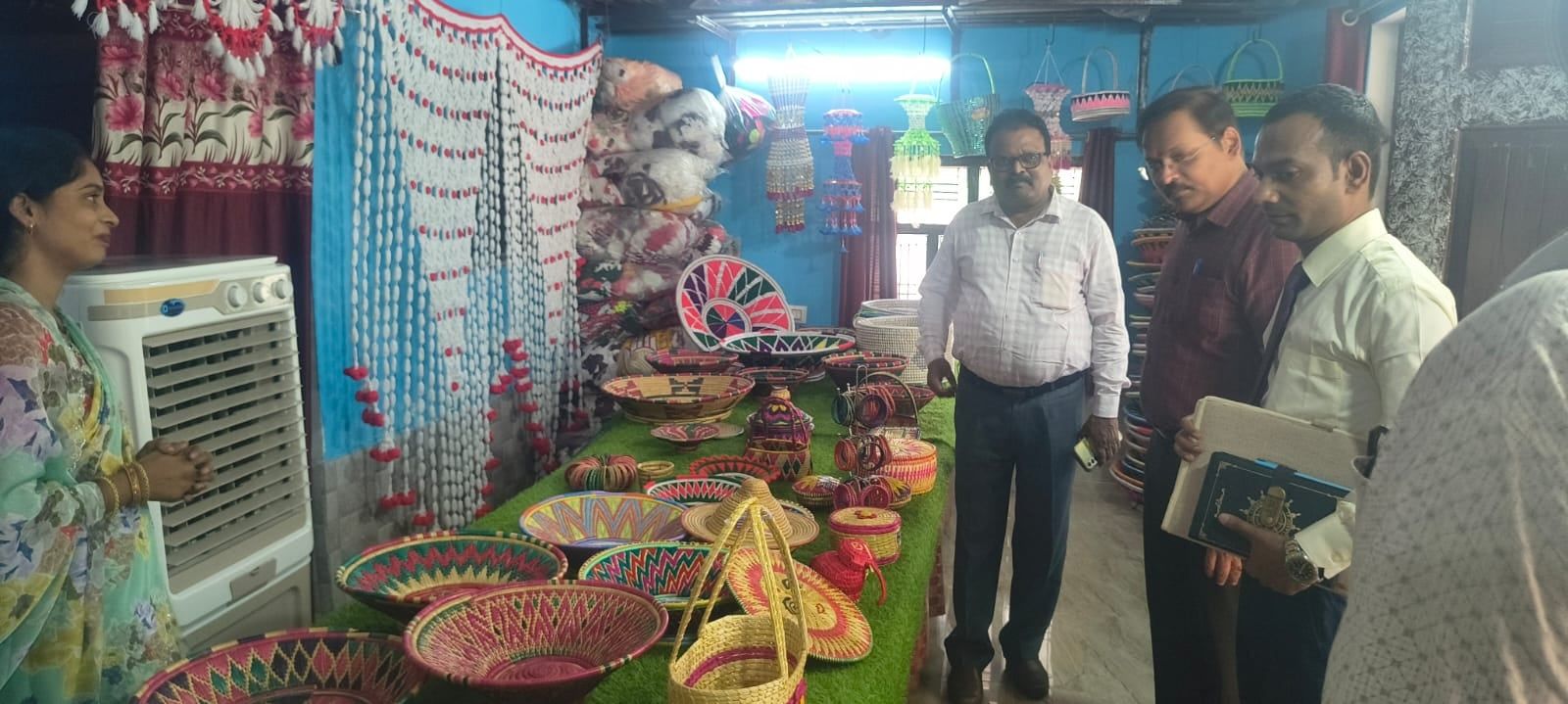 नीति आयोग के निदेशक ने कुशीनगर में सरकारी योजनाओं और स्वास्थ्य सेवाओं का लिया जायजा