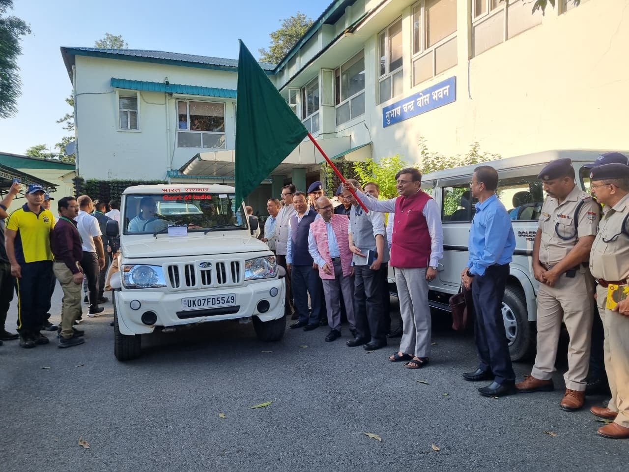 वसुंधरा ताल में लगेगा अर्ली वार्निंग सिस्टम, मुख्य सचिव ने वैज्ञानिक दल को हरी झंडी दिखाकर किया रवाना