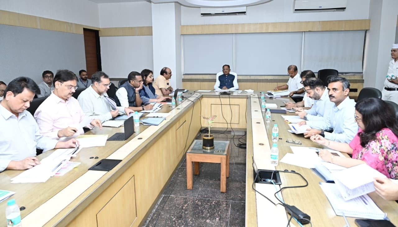 मुख्यमंत्री ने पारस पोर्टल के माध्यम से की प्रमुख योजनाओं एवं विकास कार्यों की समीक्षा