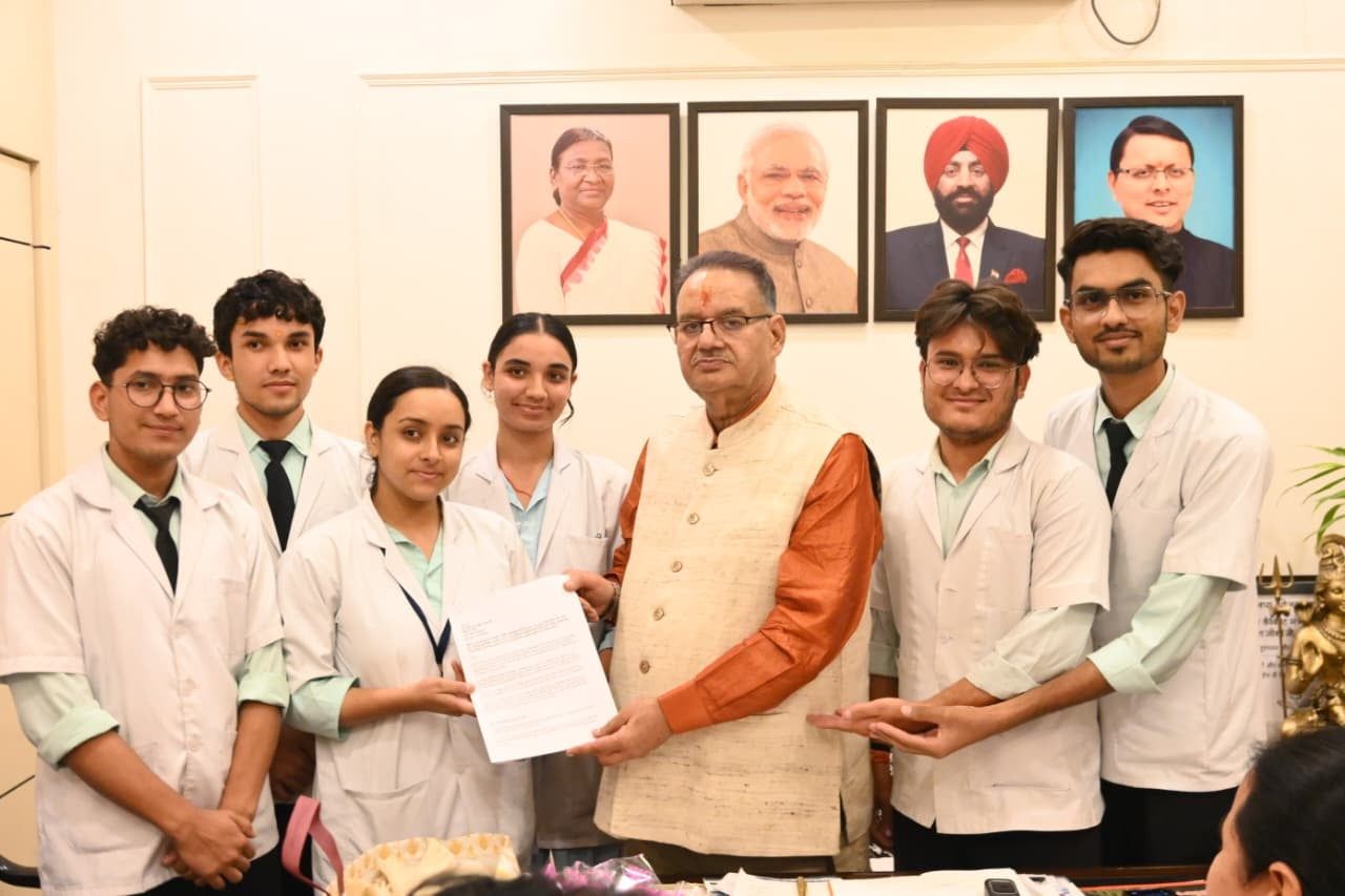 कैबिनेट मंत्री गणेश जोशी को नर्सिंग विद्यार्थियों ने सौंपा ज्ञापन