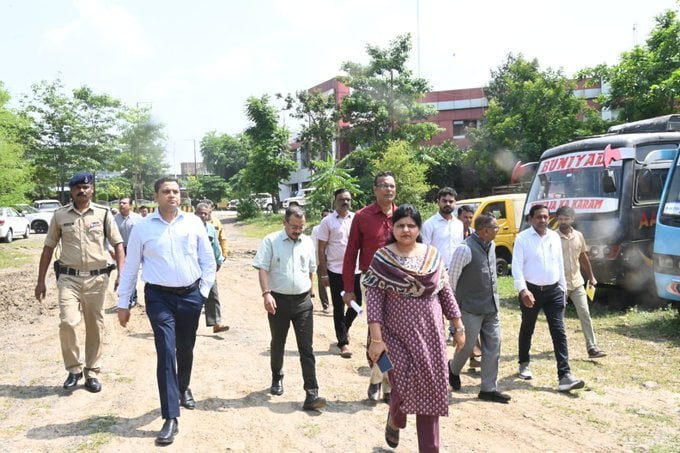 जबलपुर- कलेक्टर ने मुख्यमंत्री सुगम परिवहन सेवा के डिपो के लिए आरटीओ परिसर का लिया जायजा