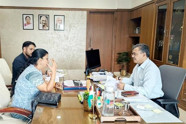 मुख्य सचिव श्री बर्णवाल से मिलीं बाल अधिकार आयोग की अध्यक्ष डॉ. शर्मा