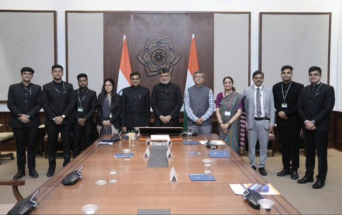 उपराष्ट्रपति ने युवा डिफेंस एस्टेट्स अधिकारियों से की बातचीत