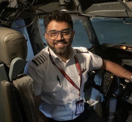 कैप्टन स्मित मच्छार: 9,750 घंटे का उड़ान अनुभव, 6,400 घंटे से ज्यादा कमांड अनुभव