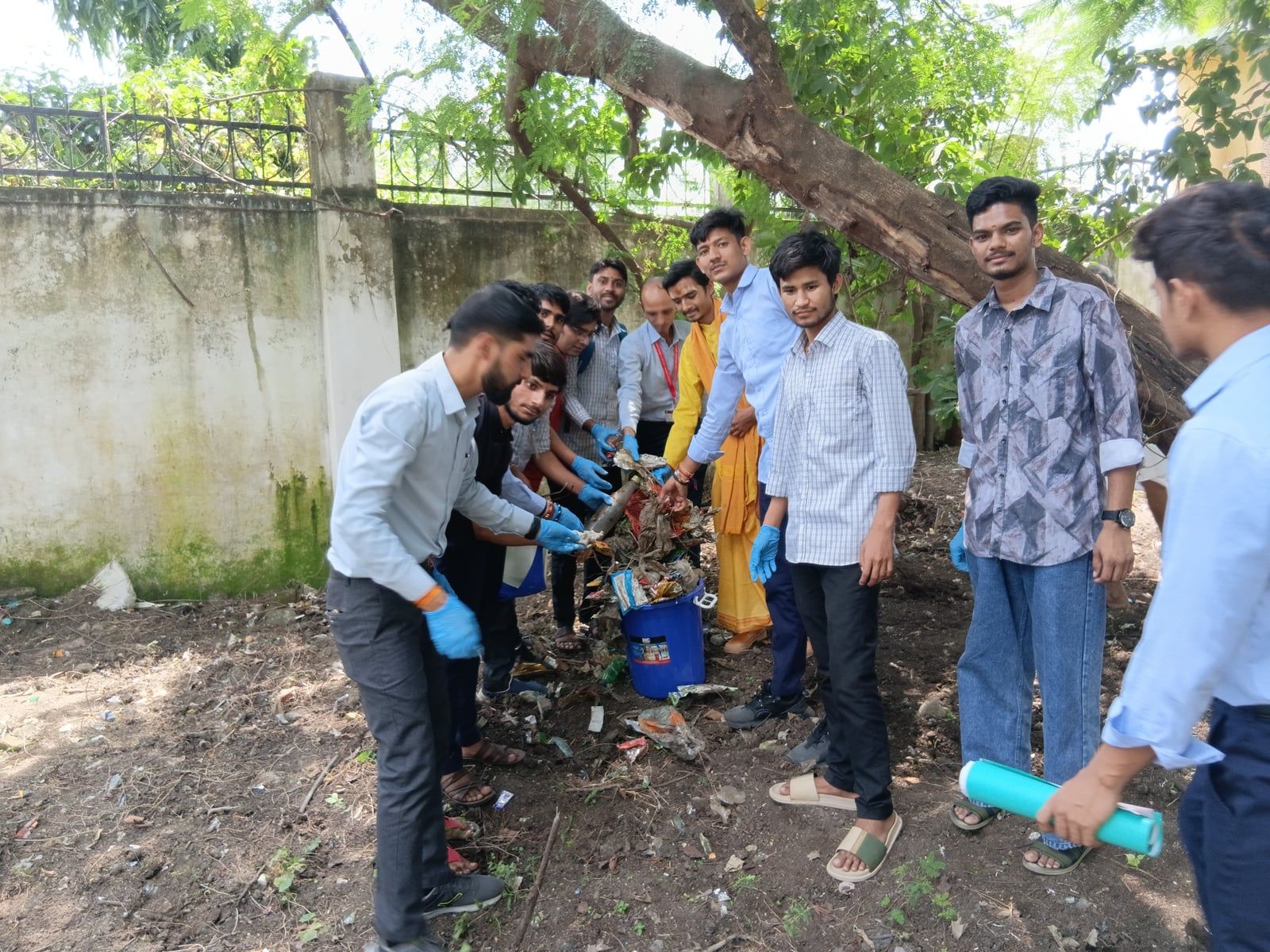 केंद्रीय संस्कृत विश्वविद्यालय, भोपाल परिसर में ‘एक दिन, एक घंटा’ स्वच्छता अभियान के तहत श्रमदान