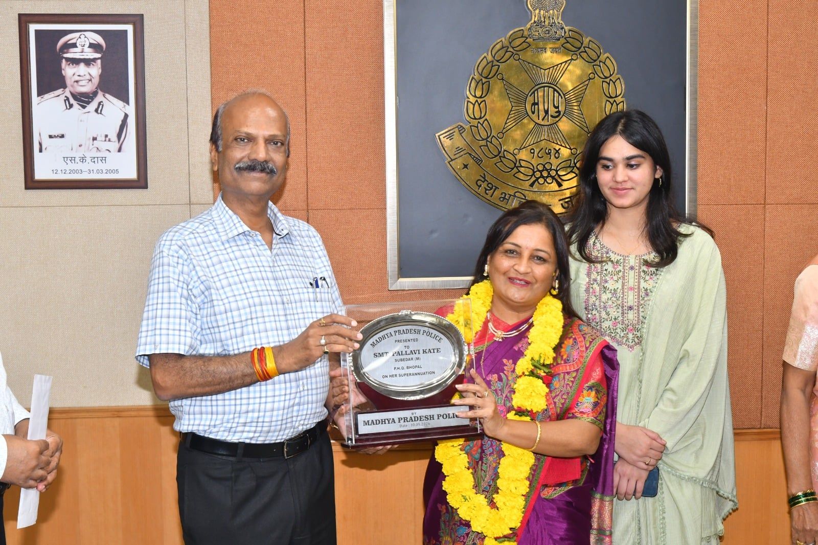 भोपाल - पुलिस मुख्यालय परिवार द्वारा 2 सेवानिवृत्त कर्मचारियों को दी गई भावभीनी विदाई