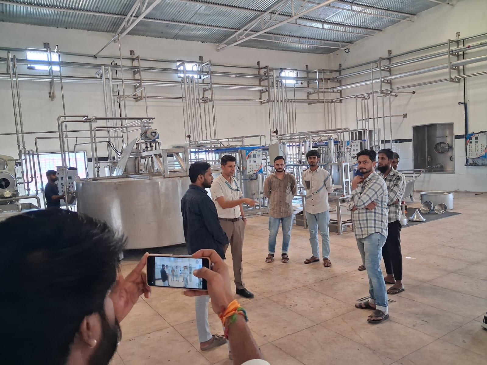 उज्जैन- महिदपुर में दूध एवं दुग्ध उत्पादों के नमूने लिए, संदिग्ध सामग्री जप्त