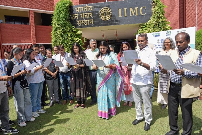 केंद्रीय मंत्री एल मुरुगन ने IIMC में स्वच्छता अभियान में लिया हिस्सा