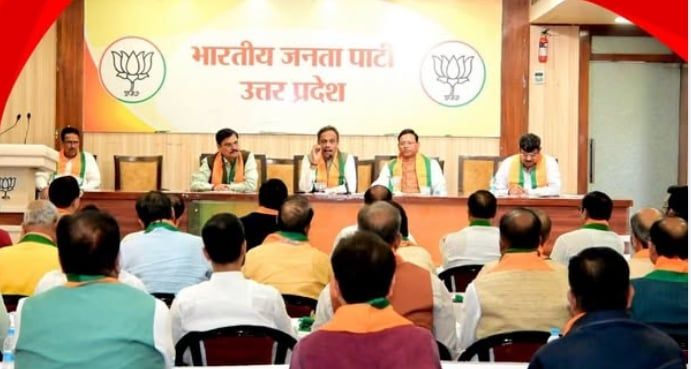 यूपी के लखनऊ में प्रदेश अध्यक्ष पंकज चौधरी और प्रभारी विनोद तावड़े ने की बैठक