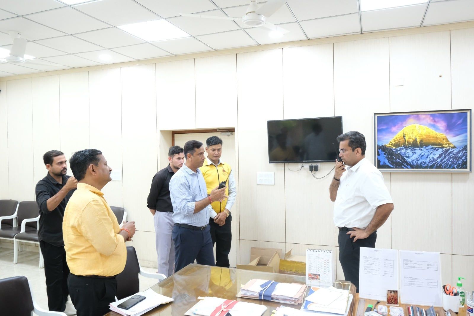 कलक्टर ने सौंपे बचाव उपकरण