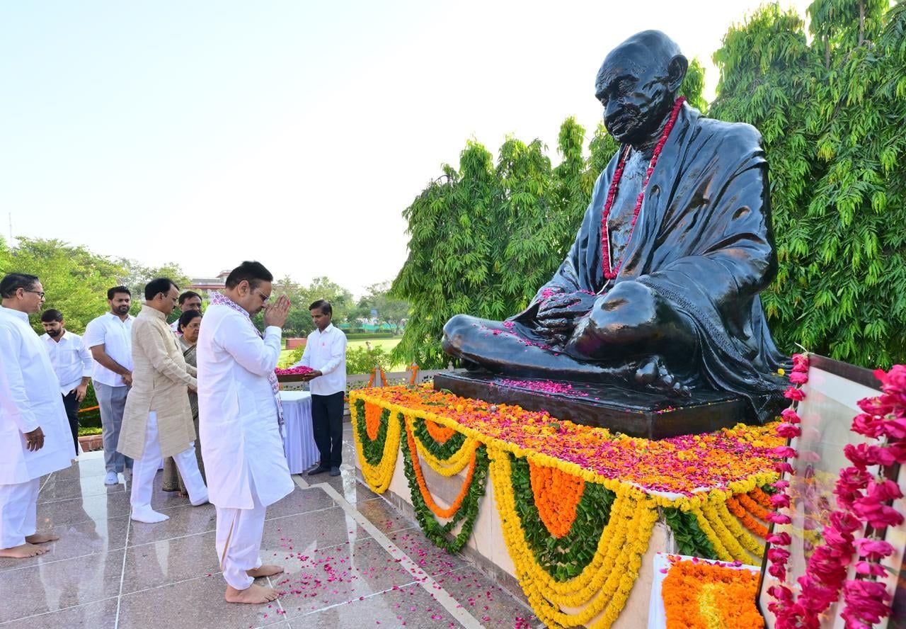 मुख्यमंत्री ने गांधी और शास्त्री जयंती पर दी श्रद्धांजलि