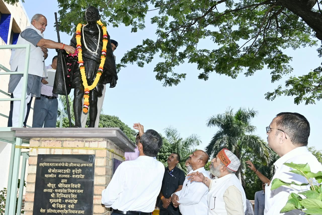 भोपाल - विधानसभा अध्यक्ष नरेंद्र सिंह तोमर ने गांधी-शास्त्री जयंती पर दी श्रद्धांजलि