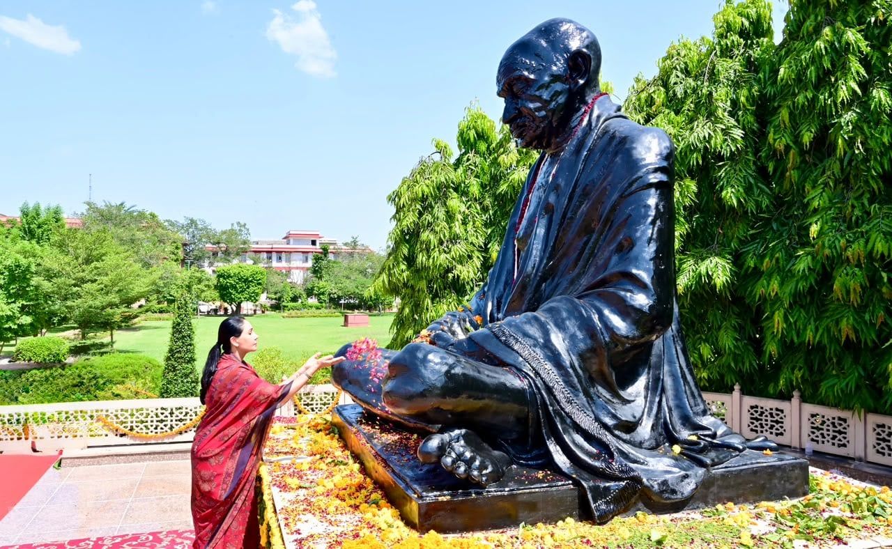 गांधी जयंती पर डिप्टी सीएम दिया कुमारी ने गांधीजी को किया नमन