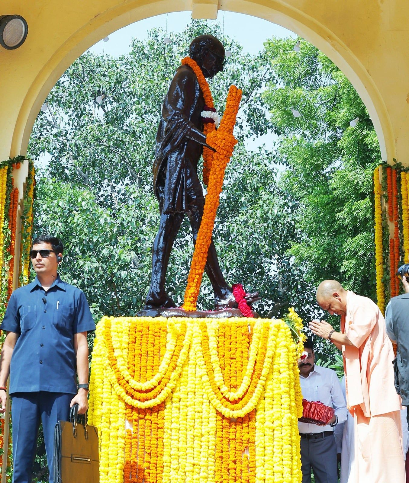 यूपी के लखनऊ में सीएम योगी ने गांधी आश्रम में चलाया चरखा
