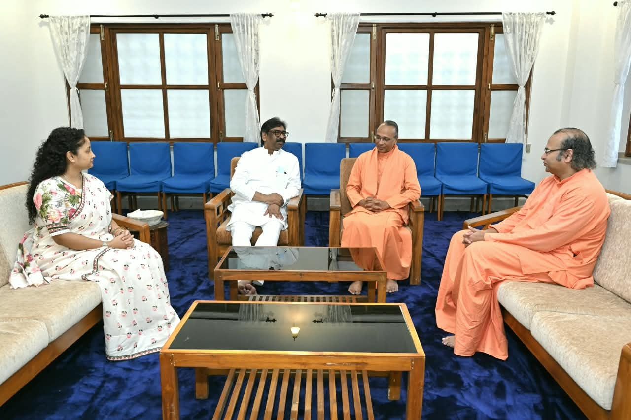 मुख्यमंत्री हेमंत सोरेन ने रांची के योगदा सत्संग आश्रम की गतिविधियों से हुए अवगत