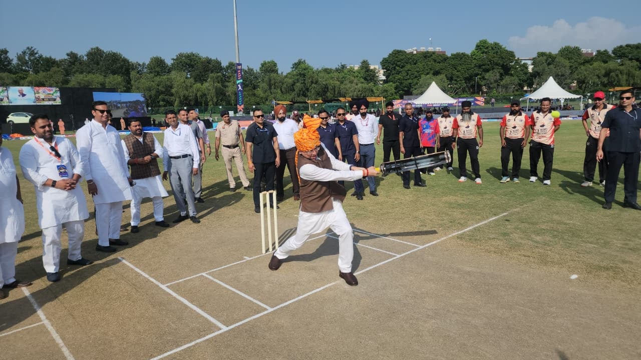 नमो क्रिकेट लीग में मुख्यमंत्री ने खिलाड़ियों के साथ खेला क्रिकेट, नशे के खिलाफ शपथ भी दिलाई