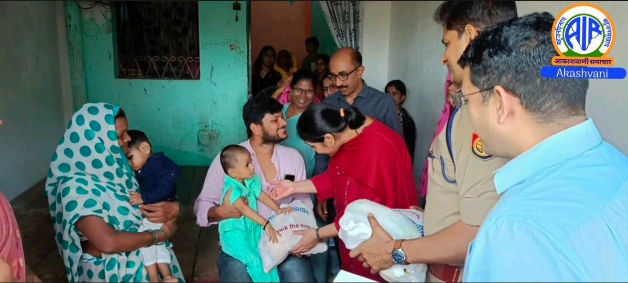 कुपोषित बच्चों के घर पहुंचकर जिलाधिकारी कृत्तिका ज्योत्सना ने पोषण पोटली वितरित की
