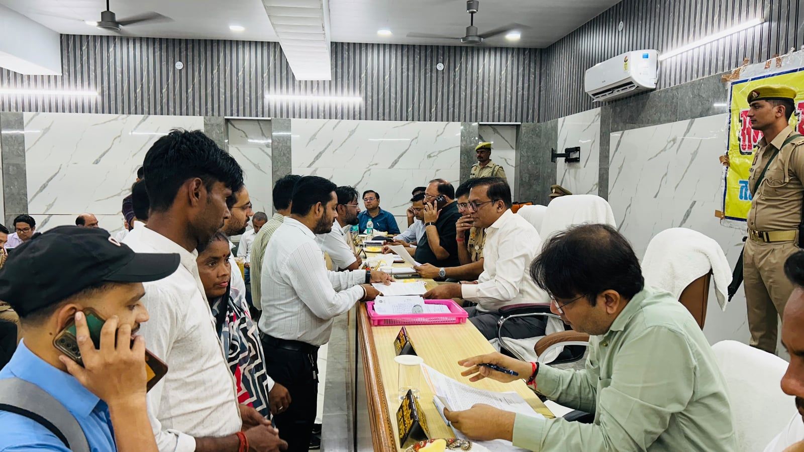 तहसील दिवस में डीएम ने सुनीं फरियादियों की समस्याएं,