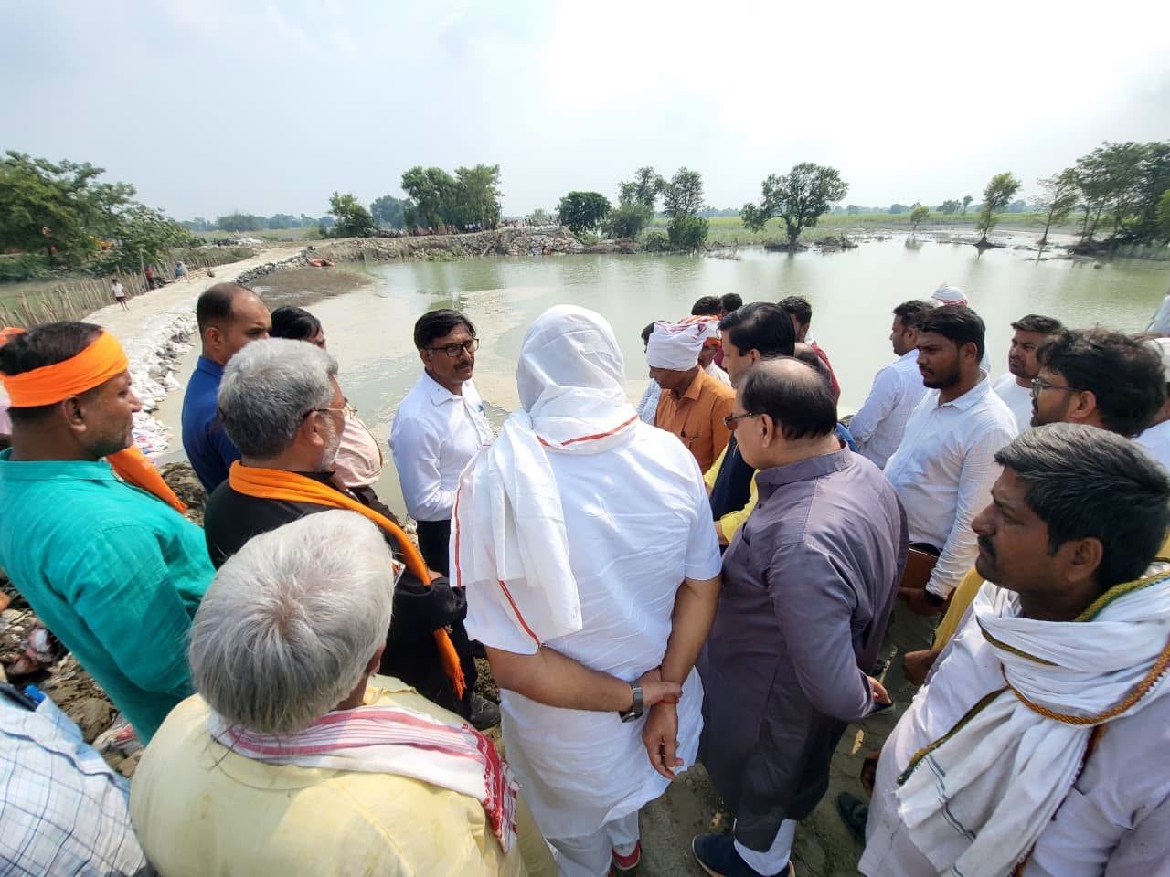 यूपीः कुशीनगर में कृषि मंत्री सूर्य प्रताप शाही ने बाढ़ प्रभावित क्षेत्रों का लिया जायजा