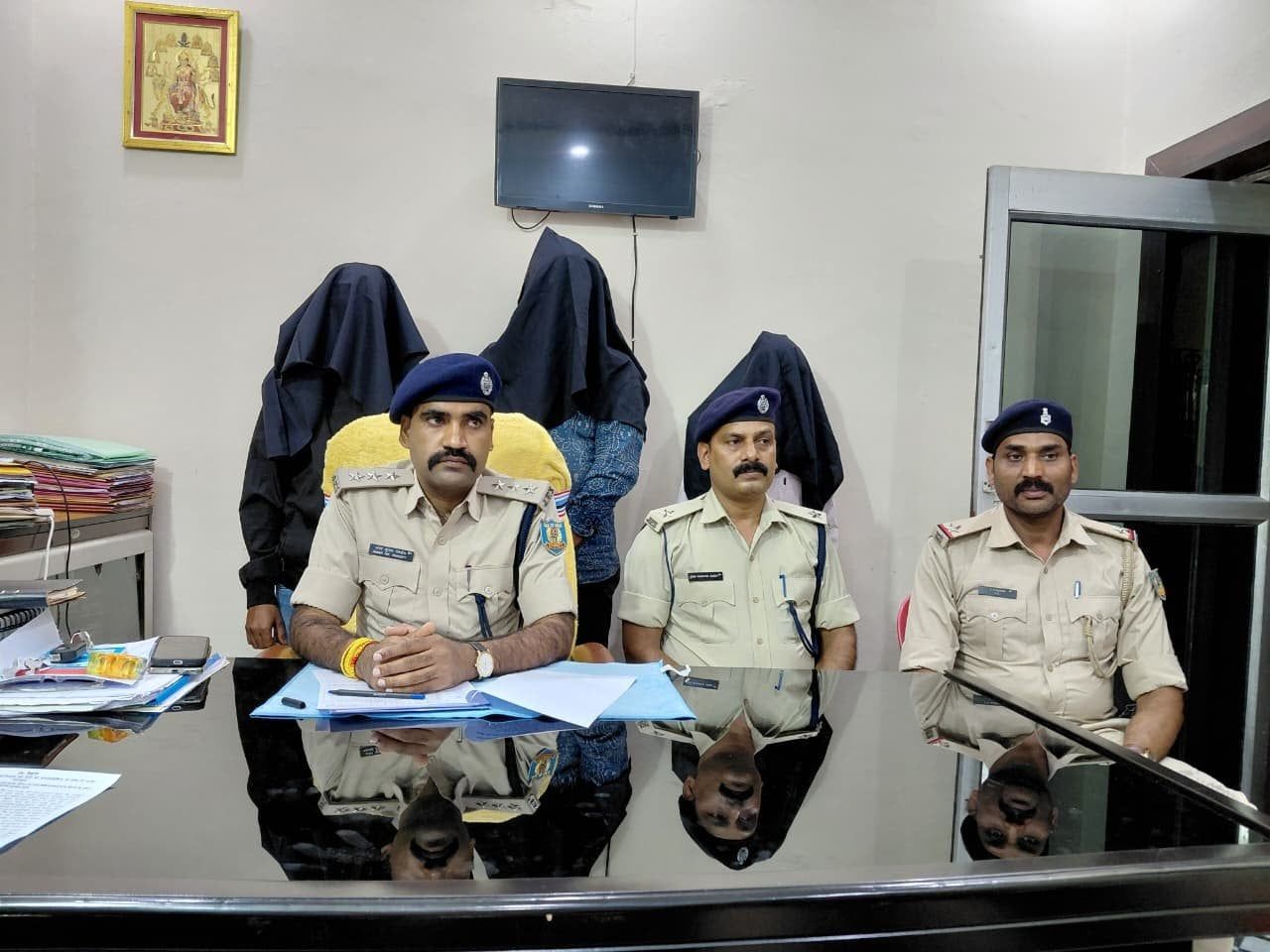 रांची में 79.44 लीटर अंग्रेजी शराब और बीयर की 173 बोतलों के साथ तीन गिरफ्तार