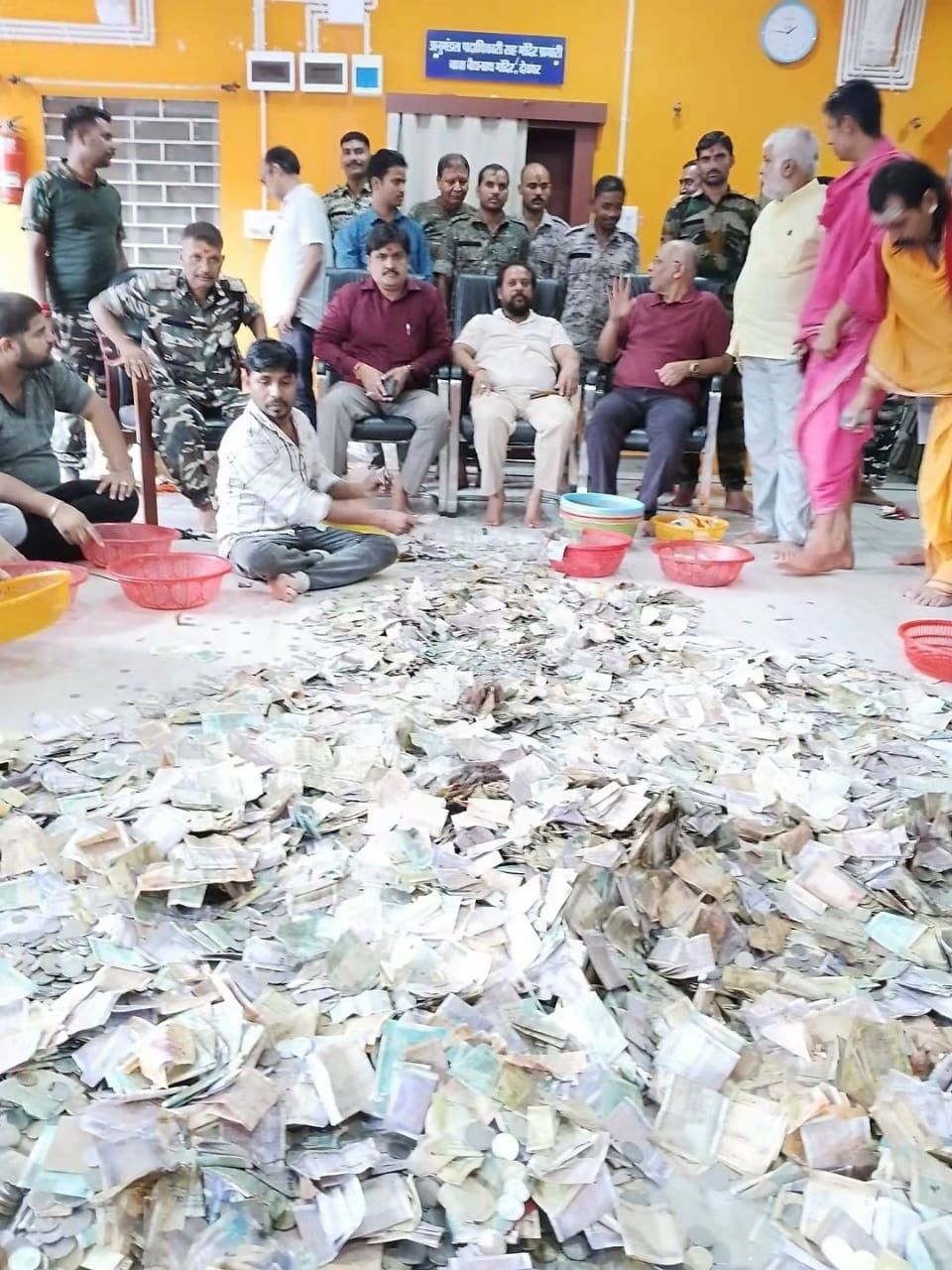 बाबाधाम परिसर में खोले गए दान पात्र, दान स्वरूप 19 लाख तीन हजार 275 रूपये मिले