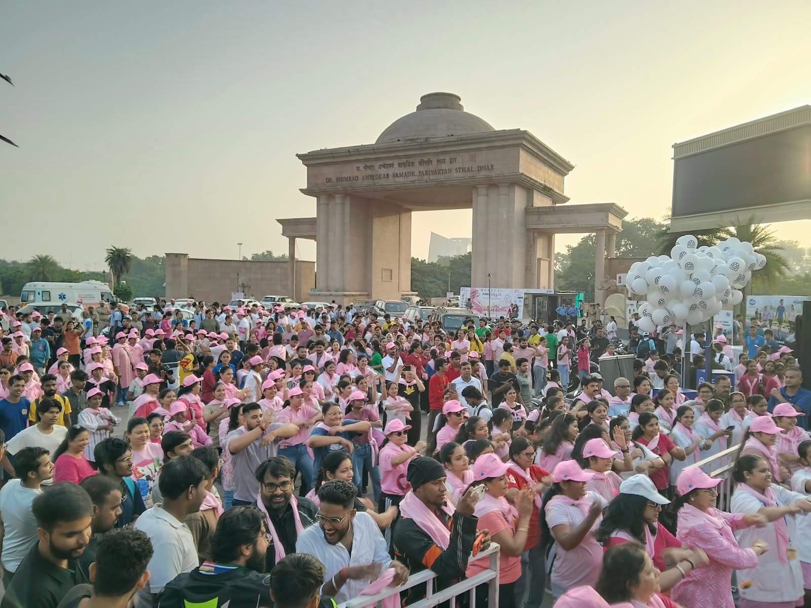 लखनऊ में ब्रेस्ट कैंसर जागरूकता के लिए हजारों लोगों ने लगाई दौड़